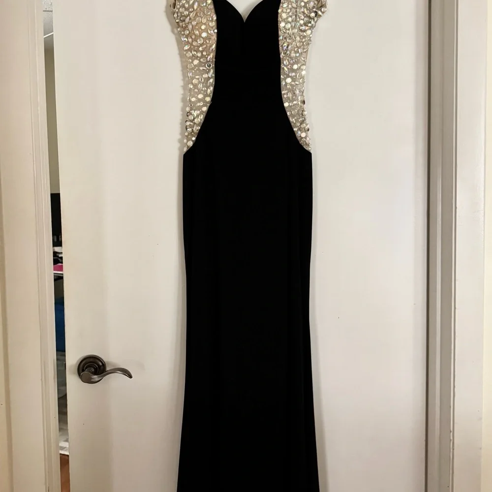 Elegant Black and Cream Evening Dress - Picture 2 of 5